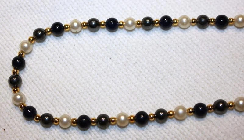 #Colar vintage de 47 cm com pérolas iridescentes, pretas e bolas douradas – photo 2